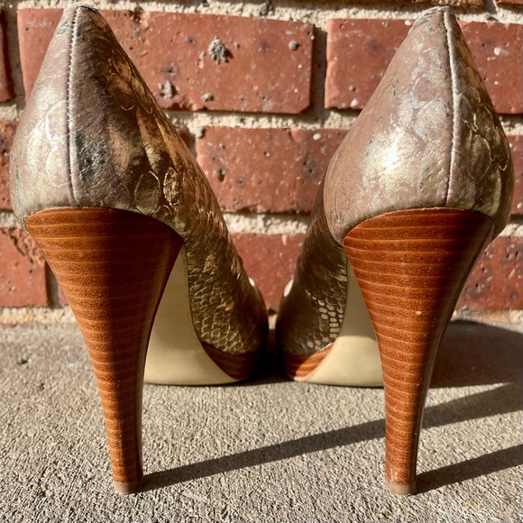 Calvin Klein Sandie Gold Snakeskin Print Faux Wood Peep Toe High Heels - Picture 11 of 13